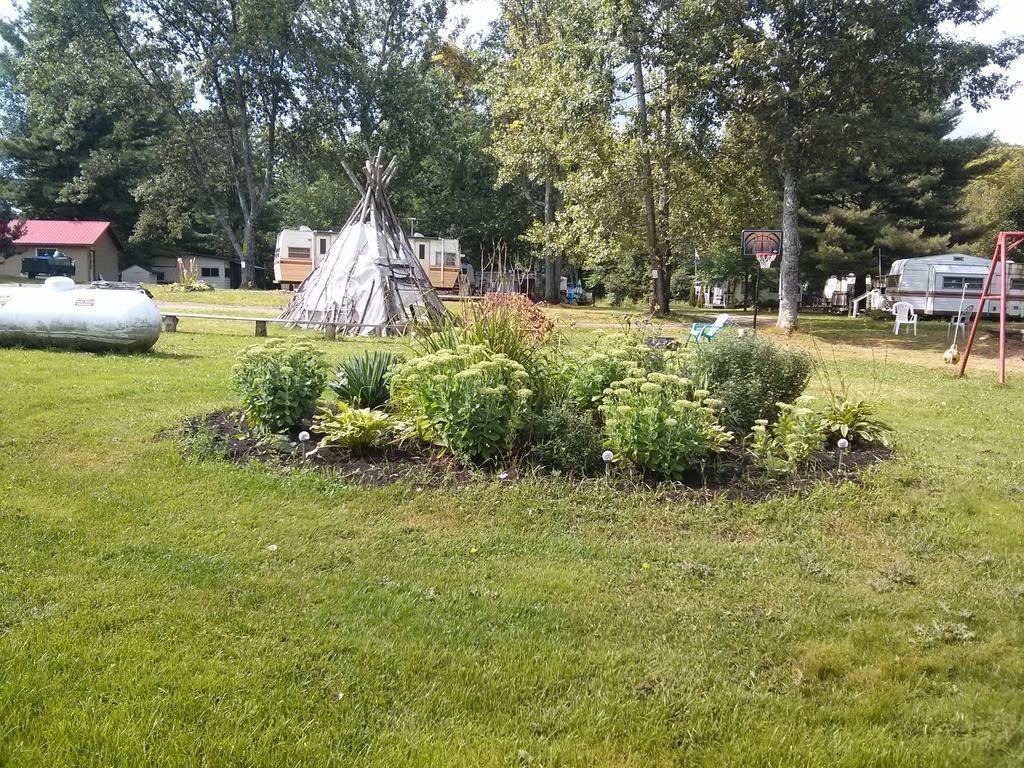 Marble Lake Lodge Cloyne ภายนอก รูปภาพ